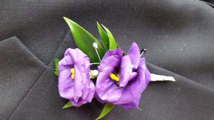 Regal lisianthus bout Boutonniere