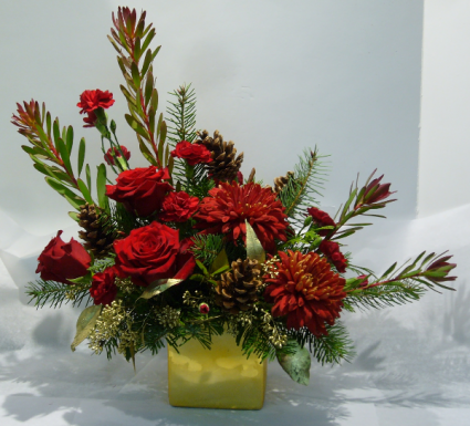 RICH IN TRADITION Christmas Arrangement