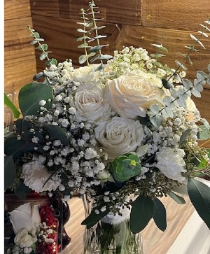 Rose and baby's breath bouquet wedding