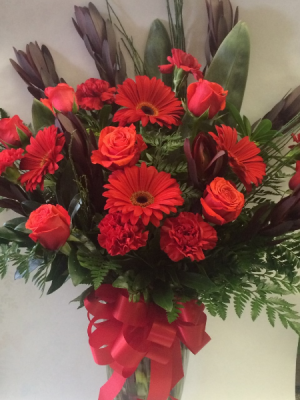 Rosey Red Vase Arrangement in Red Lake, ON | FOREVER GREEN GIFT BOUTIQUE Rosey Red Vase Arrangement in Red Lake, ON | FOREVER GREEN GIFT BOUTIQUE