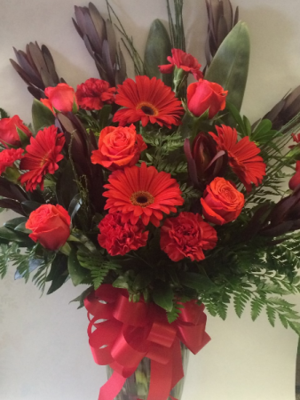 Rosey Red Vase Arrangement in Red Lake, ON | FOREVER GREEN GIFT BOUTIQUE