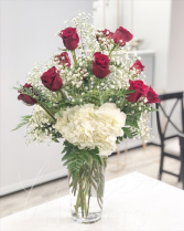 Rouge Et Blanc Vase Arrangement