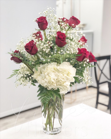 Rouge Et Blanc Vase Arrangement