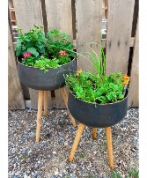 Round pedestal planter 