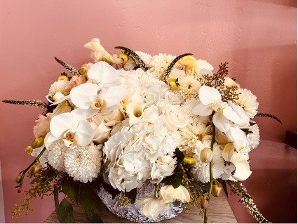 RUSTIC WHITE DESIGN ELEGANT ARRANGMENT