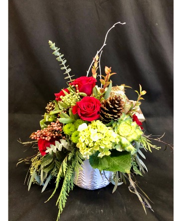 Rustic Winter centerpiece in Chelmsford, MA | A FLORAL MOMENT BY JUJU BUDS