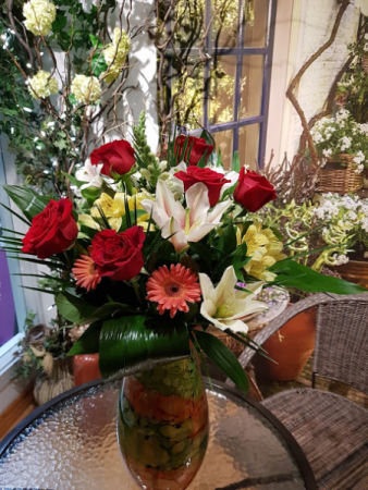 SCARLETT'S FAVORITE Red roses and lilies