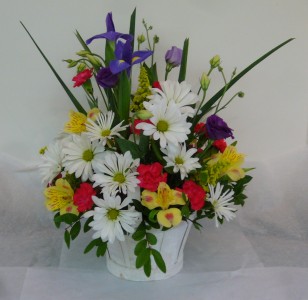 SEASONAL GARDEN BASKET Fresh Basket Arrangement