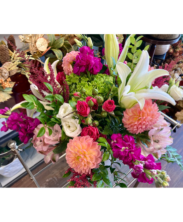 Shades of Pink Floral Arrangement in Darien, CT | DARIEN FLOWERS