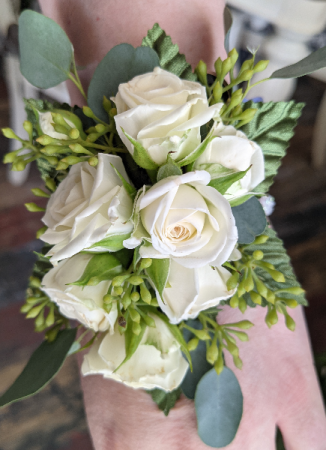 Simply Elegant Rose color of your choice in Kirtland, OH | Kirtland Flower Barn