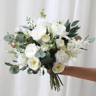 simple white bouquet bride bouquet in Bunnell, FL | The Green Thumb Flower & Boutique