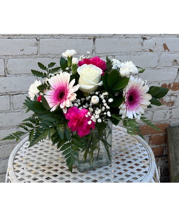 Simplicity White & Pink   in Lakefield, ON | LAKEFIELD FLOWERS & GIFTS
