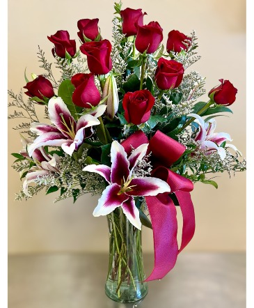 Simply Enchanting arrangement of flowers in Riverside, CA | Willow Branch Florist of Riverside Simply Enchanting arrangement of flowers in Riverside, CA | Willow Branch Florist of Riverside
