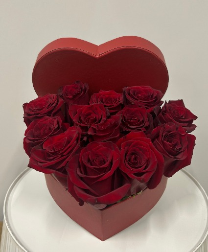 SIMPLY RED ROSES IN HEART SHAPE BOX