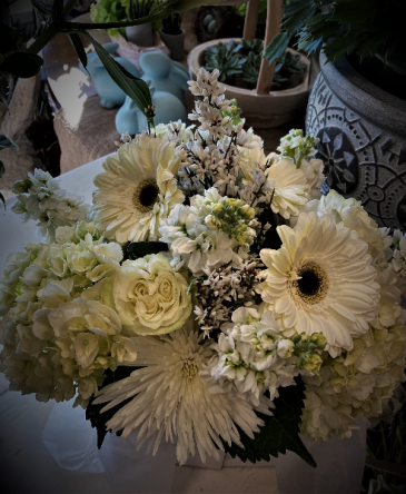 Simply White Floral Arrangement in Darien, CT | DARIEN FLOWERS