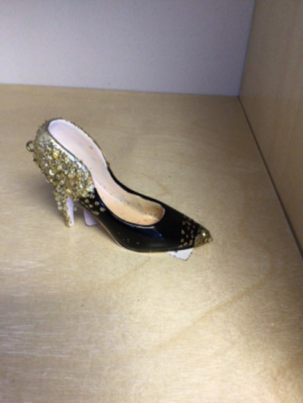 Small decor shoe 4” long