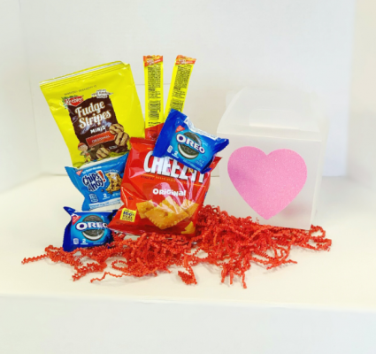 Small Snack Pack with Mylar Balloon  Valentine's Day