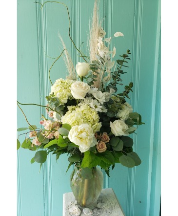 SNOW WHITE FLOWER ARRANGEMENT in Hampstead, NC | Surf City Florist