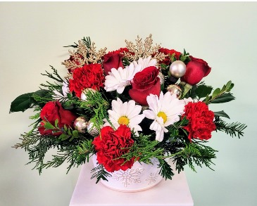 Snowflake Centerpiece  in Edgewater, MD | Blooms Florist