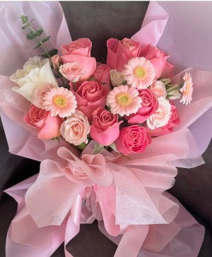 Soft Embrace Roses & Pink Gerbera 