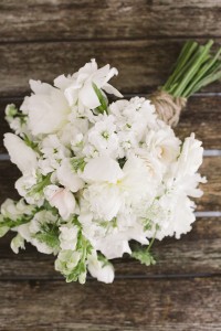 SOUTHERN WHITE HANDHELD BOUQUET