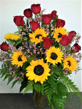 Special No 4 Red Roses With Sunflowers In Norwalk Ca Norwalk Florist