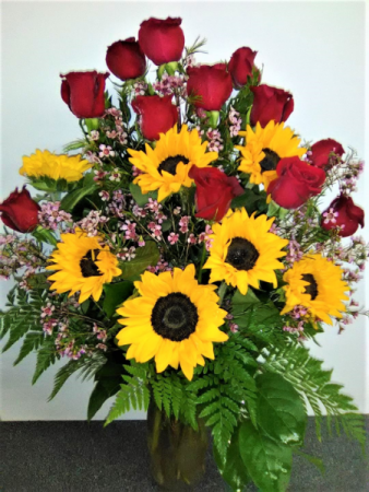 SPECIAL NO 4 RED ROSES WITH SUNFLOWERS