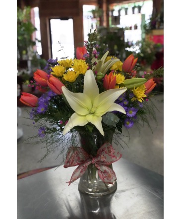 Spring Appreciation  Flower Arrangement  in South Milwaukee, WI | PARKWAY FLORAL INC.