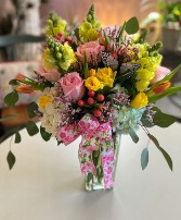 Spring arrangement in glass vase 
