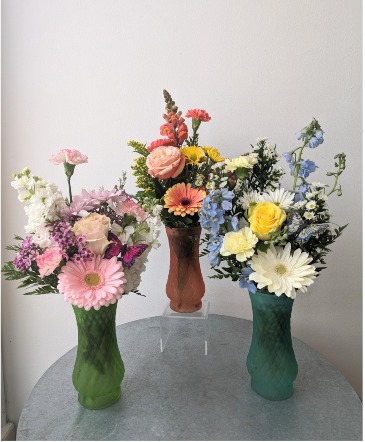 Spring Bud Vase in La Grande, OR | FITZGERALD FLOWERS Spring Bud Vase in La Grande, OR | FITZGERALD FLOWERS
