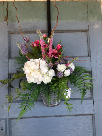 Spring hanging door bucket