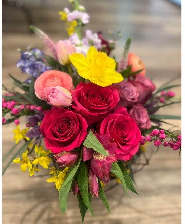 SpringTime ShowStopper Vase Arrangement in Winchendon, MA | Ruschioni’s Flowers and Gifts