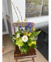 Standard Designers Choice: Sköl This is a Designer’s Choice arrangement. Flower types and colors will vary based on availability. For a custom design, please call the shop—we’d love to create something just for you! 603-279-1474