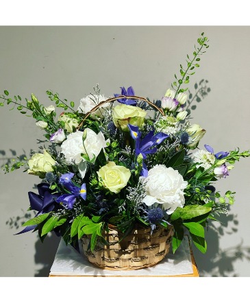 Stony Brook Luxury  vase  in Stony Brook, NY | Village Florist And Events
