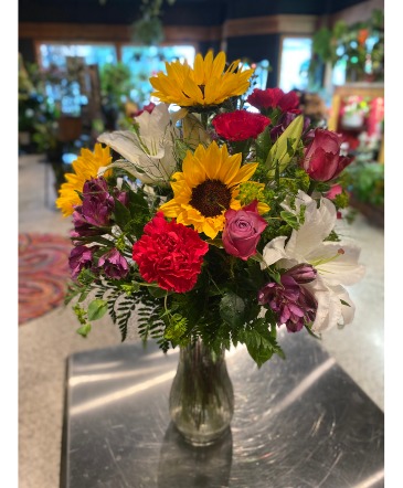 Sunflower Celebration Vase Design in South Milwaukee, WI | PARKWAY FLORAL INC.