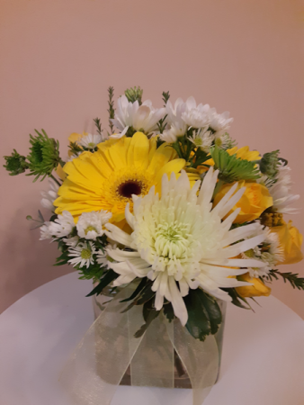 sunny day cube with white yellow green and yellow roses