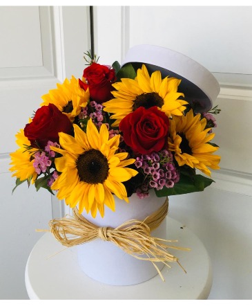 Sunny hat box  in Whittier, CA | Rosemantico Flowers