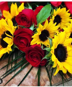 Sunshine & Rozes Rose & sunflower Arrangement