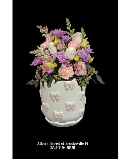 Sweet Bows & Blooms Fresh cut flowers in a ceramic container