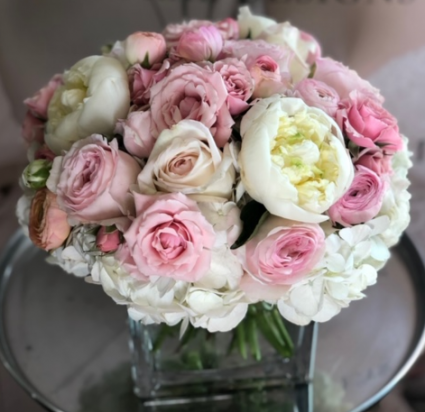 SWEET PINK ELEGANT MIXTURE OF FLOWERS