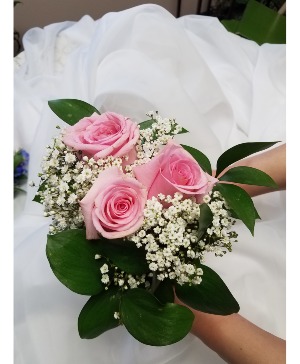 Sweet pink handheld bouquet
