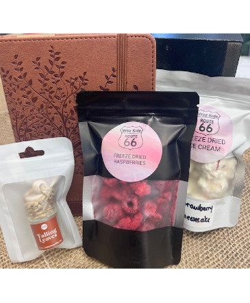 Sweet Thoughts Set  in Portland, MI | COUNTRY CUPBOARD FLORAL