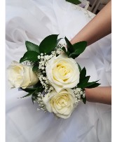Sweet white handheld bouquet