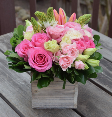 Sweetheart Dutch flower Box Bouquet Fresh Flowers