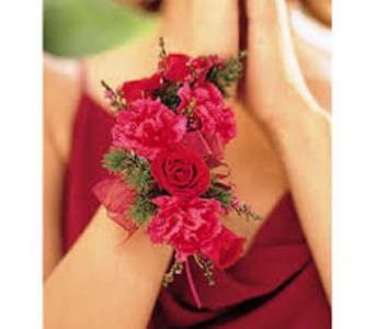 SWEETHEART ROSE AND MINI CARNATION WRISTLET
