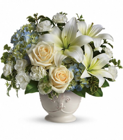 Teleflora's Beautiful Dreams Fresh Arrangement