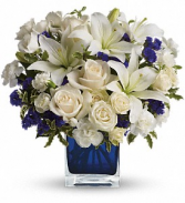 Teleflora's Sapphire Skies Bouquet DX TEV25-3B