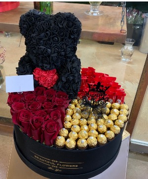 The black bear Roses ,chocolates,bear of roses
