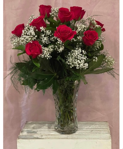 The Classic  Dozen red roses in vase 