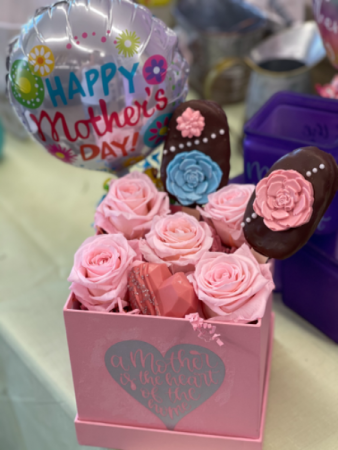 The eternal rose gift box Fresh flowers